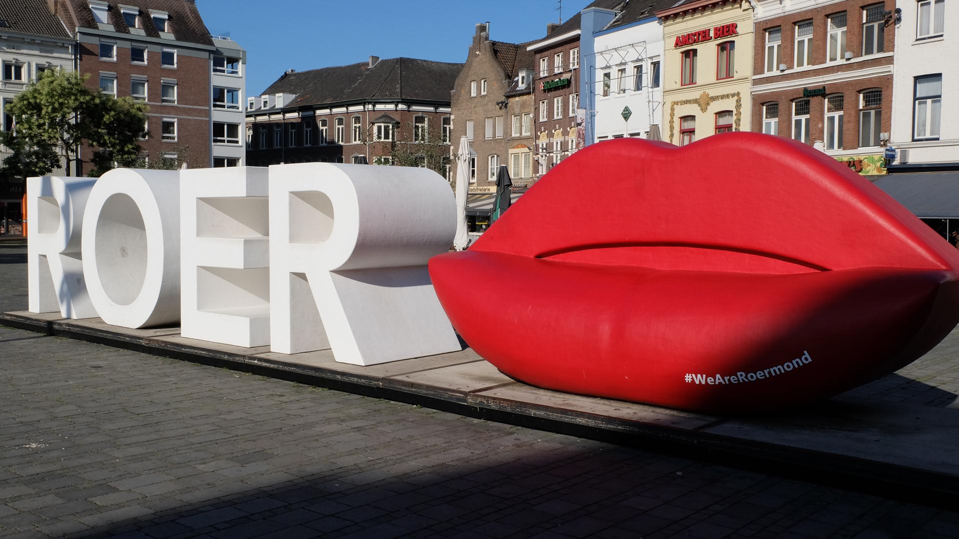Afbeelding van de stadsnaam Roermond op het stationsplein